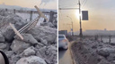 Дорожники почистили Октябрьский мост и свалили грязный снег на обочине