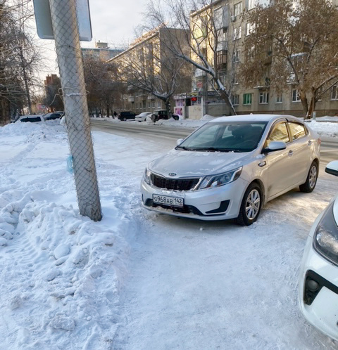 Автомобиль на тротуаре