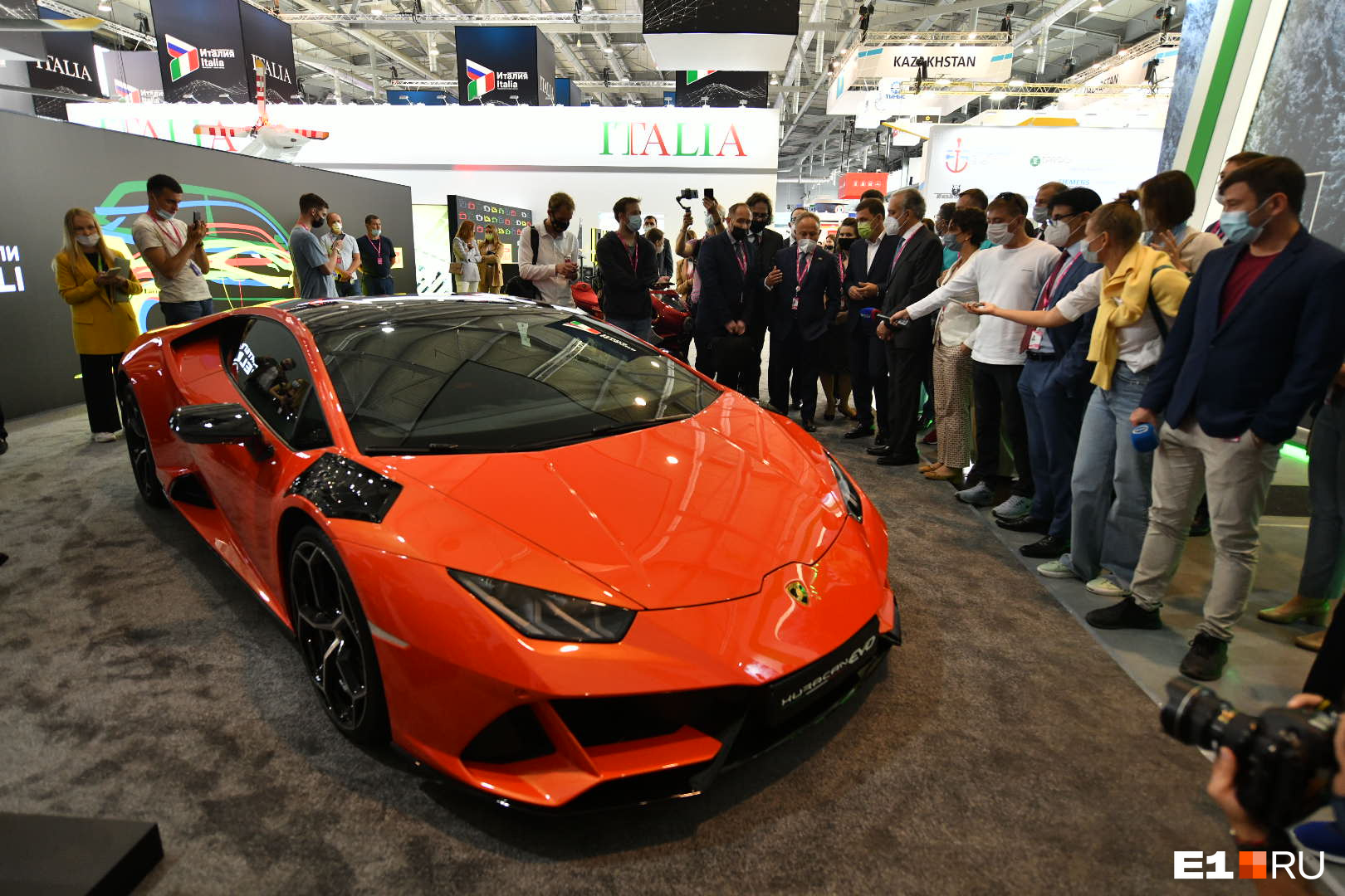 На «Иннопром» привезли одну из новейших моделей Lamborghini