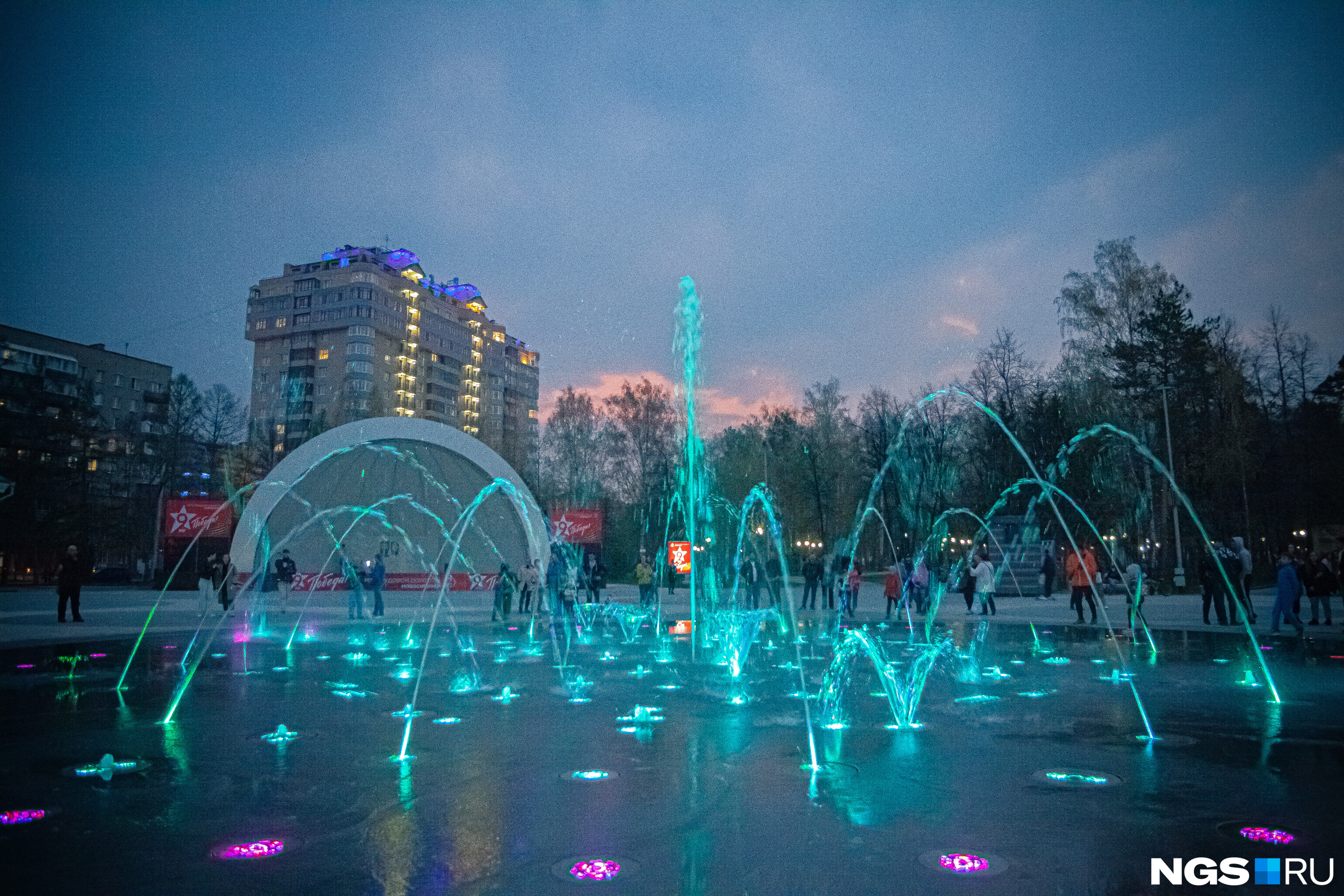 Фонтан в центральном парке. Центральный парк Новосибирск фонтан. Светомузыкальный фонтан Новосибирск Центральный парк. Сцена Центральный парк Новосибирск. Светомузыкальный фонтан в Новосибирске в Центральном парке.