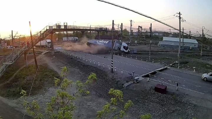 Фура пронеслась сразу за поездом: момент ДТП на переезде в Богдановиче попал на видео