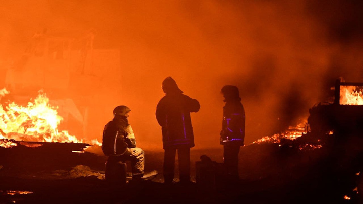 Спустя пять часов пожарные ликвидировали мощный пожар в Екатеринбурге: онлайн