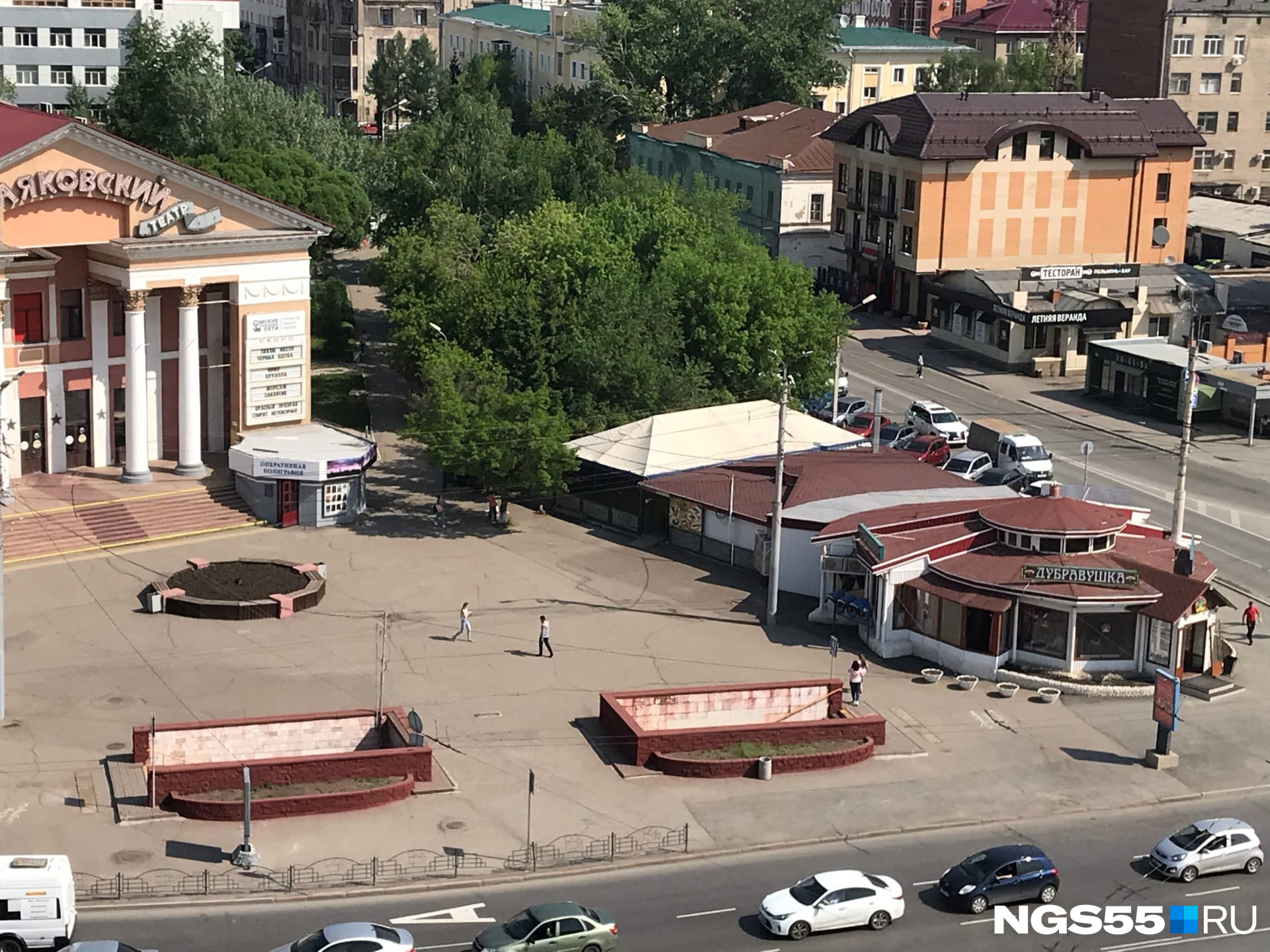 Маяковский омск телефон. Омск снесли кафе у кинотеатра Маяковский. Омск кинотеатр Маяковский 2021. Кафе Дубравушка Омск. Кафе у Маяковского Омск снесли.