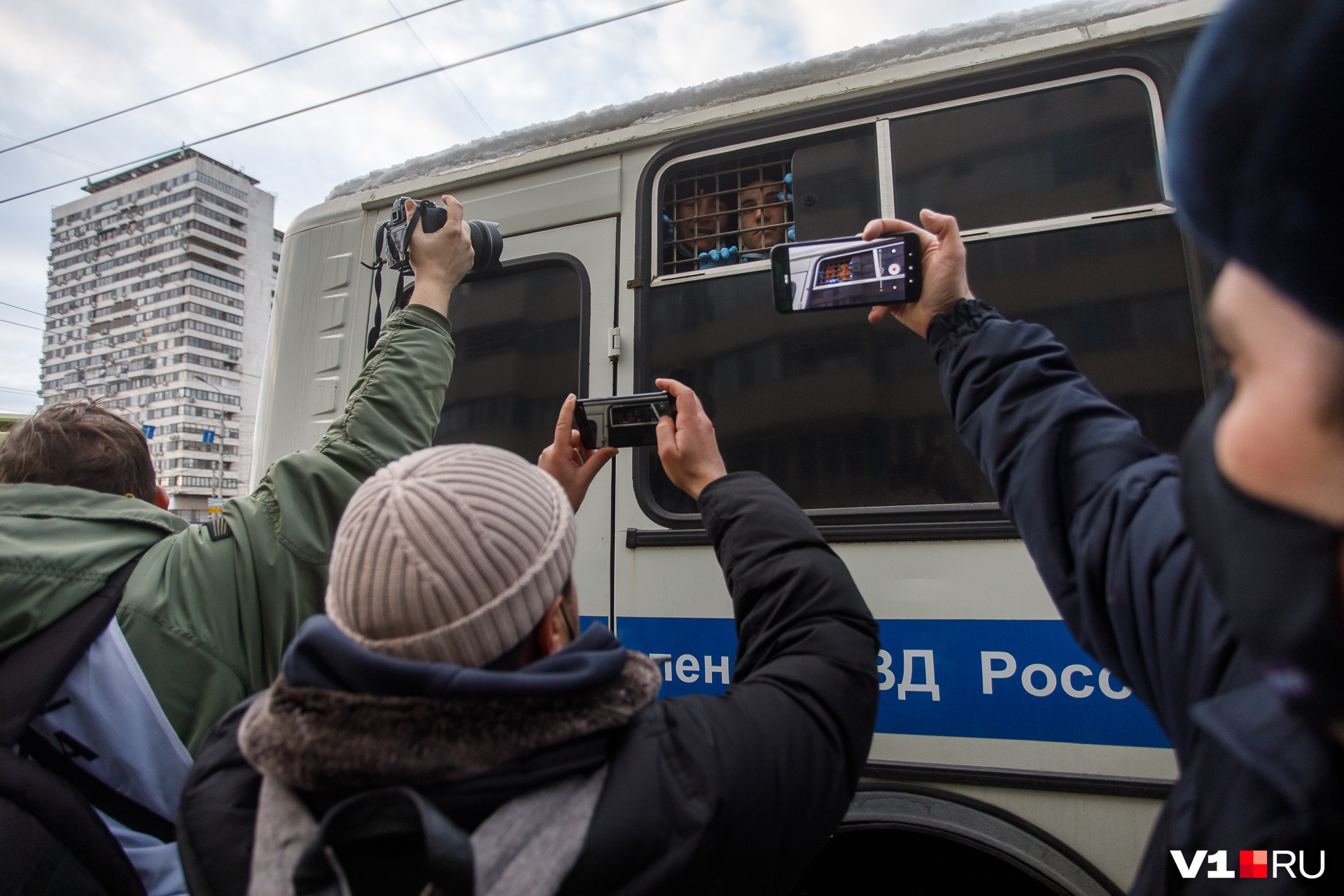 Колонна омон. Протестные вещи на станции отдых. Протестные вещи около станции отдых.