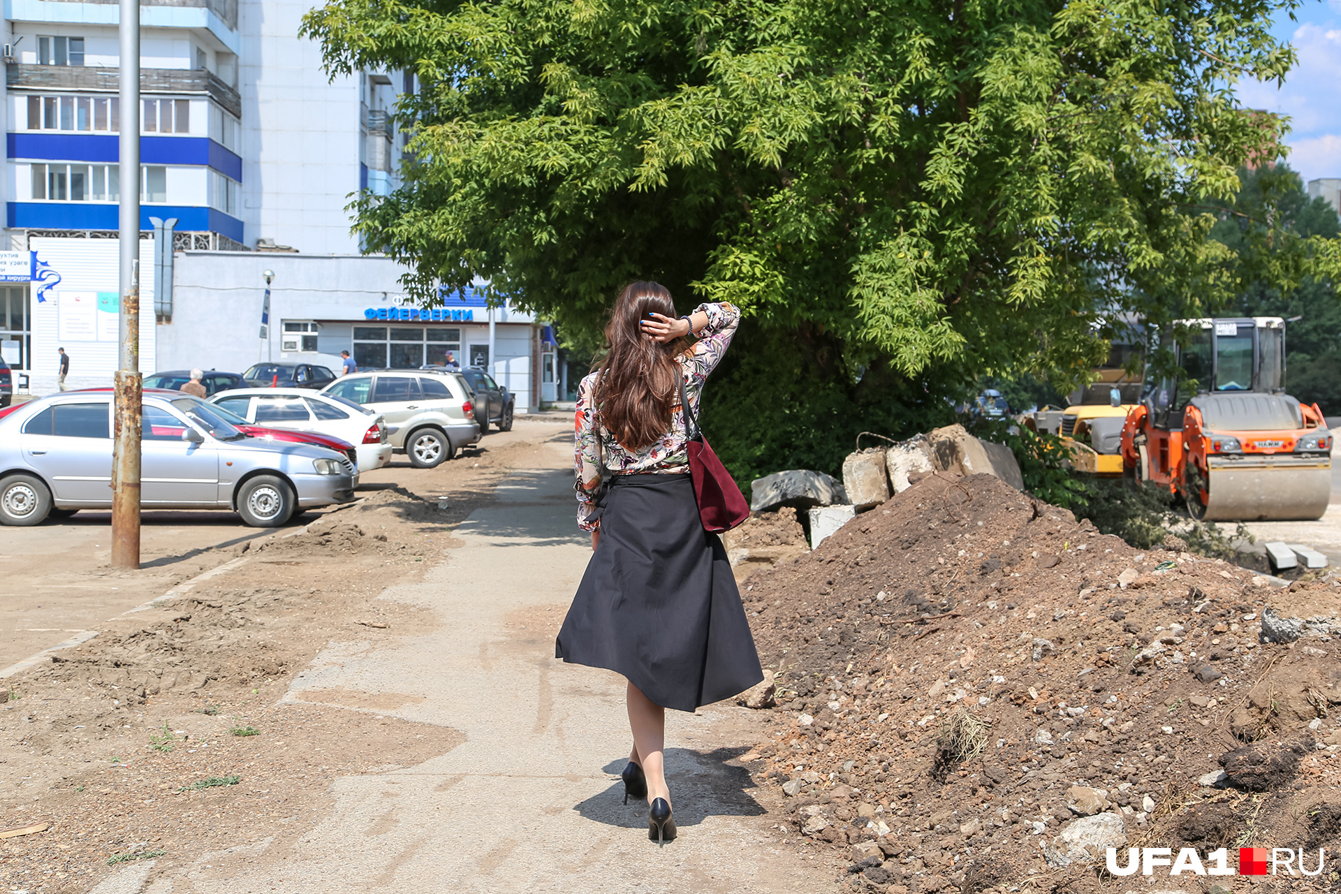 Девушкам приходится на Комсомольской нелегко, особенно — на каблуках