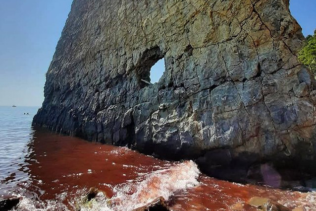 Вода стала красной в районе известной скалы Парус под Геленджиком