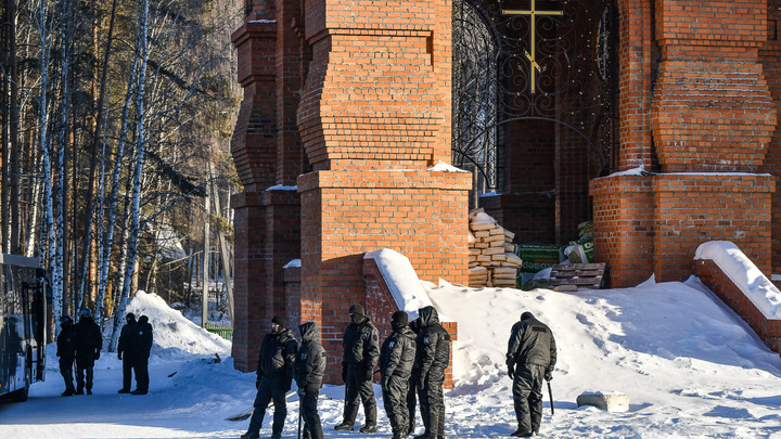 Полиция вывезла 21 жителя Среднеуральского монастыря в Верхнюю Пышму