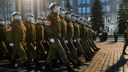 Репетиция парада Победы в центре Екатеринбурга: тысячи военных вышли на площадь и кричат «Ура»