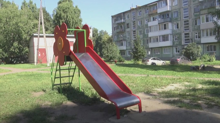 Губернатор возмутился ужасной детской площадкой в кузбасском городе
