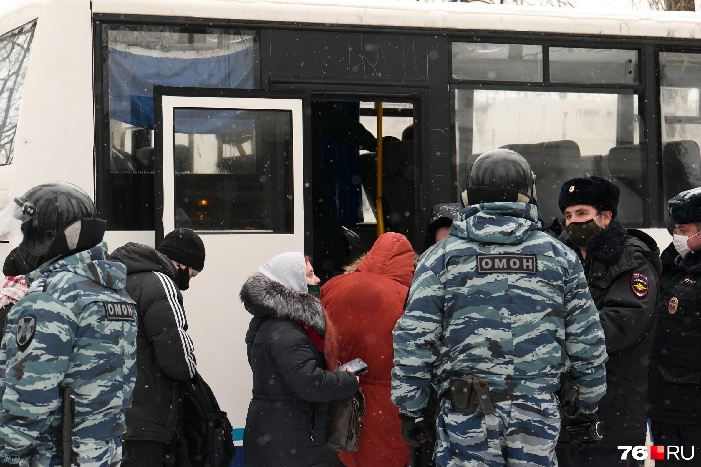 Людей заводили в полицейские автобусы Людей заводили в полицейские автобусы