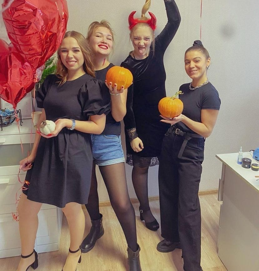 Эти леди устроили Хеллоуин в в теплой обстановке студии «Пудра»