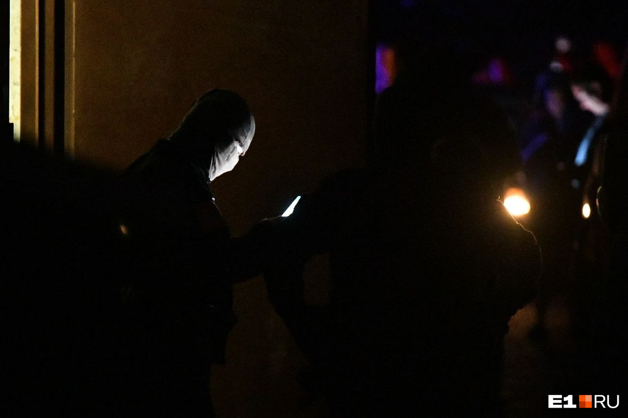 Перед задержанием никого не впускали в подъезд силовики в масках Перед задержанием никого не впускали в подъезд силовики в масках