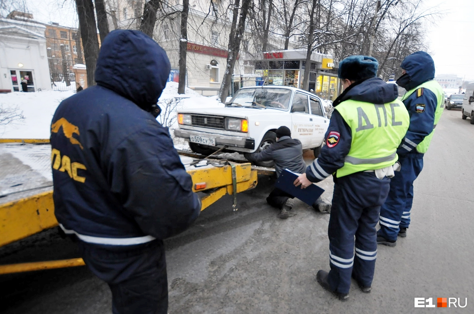 Увозят не по правилам: в Екатеринбурге полицию наказали за эвакуацию автомобилей