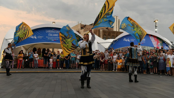 Знаменосцы, джазмены и опера: в Екатеринбурге открылся фестиваль Италии