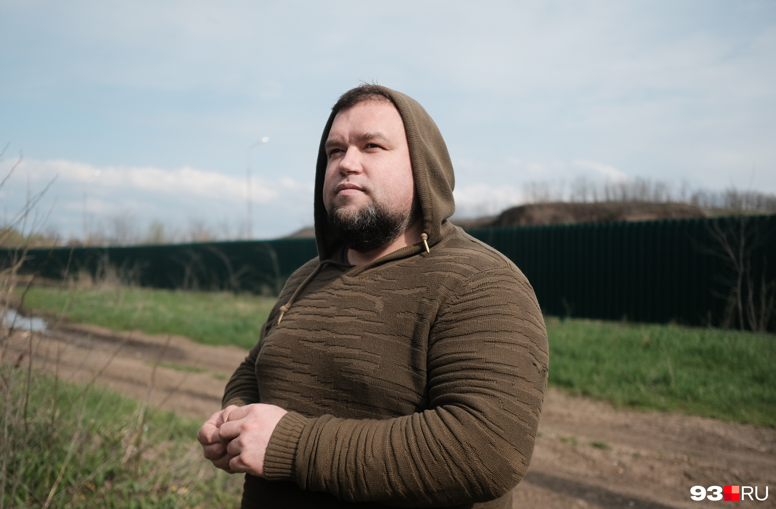 Активист Дмитрий Островлянчик показывает каналы вокруг полигона Активист Дмитрий Островлянчик показывает каналы вокруг полигона