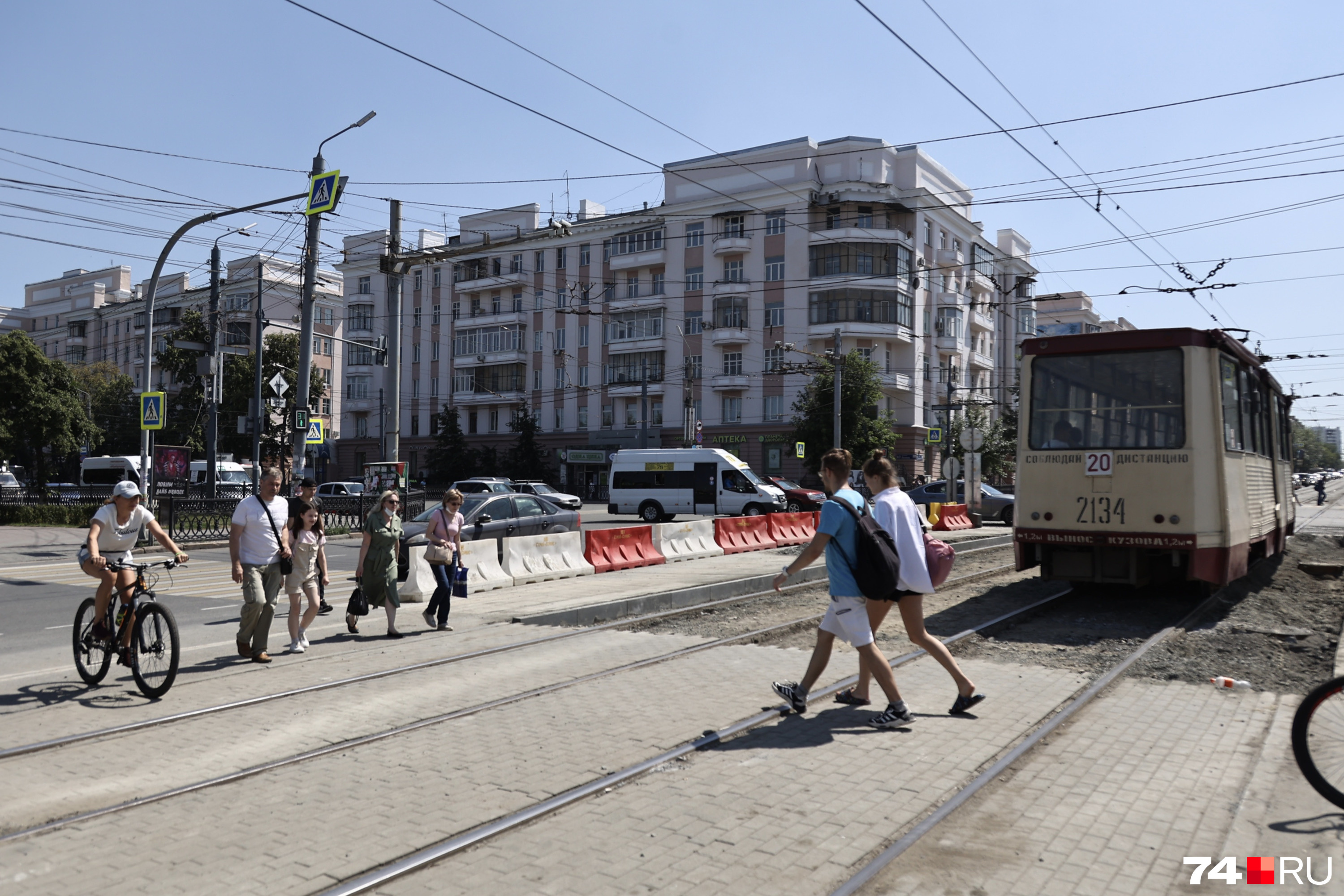 В Челябинске начали ремонтировать трамвайные пути и переезды