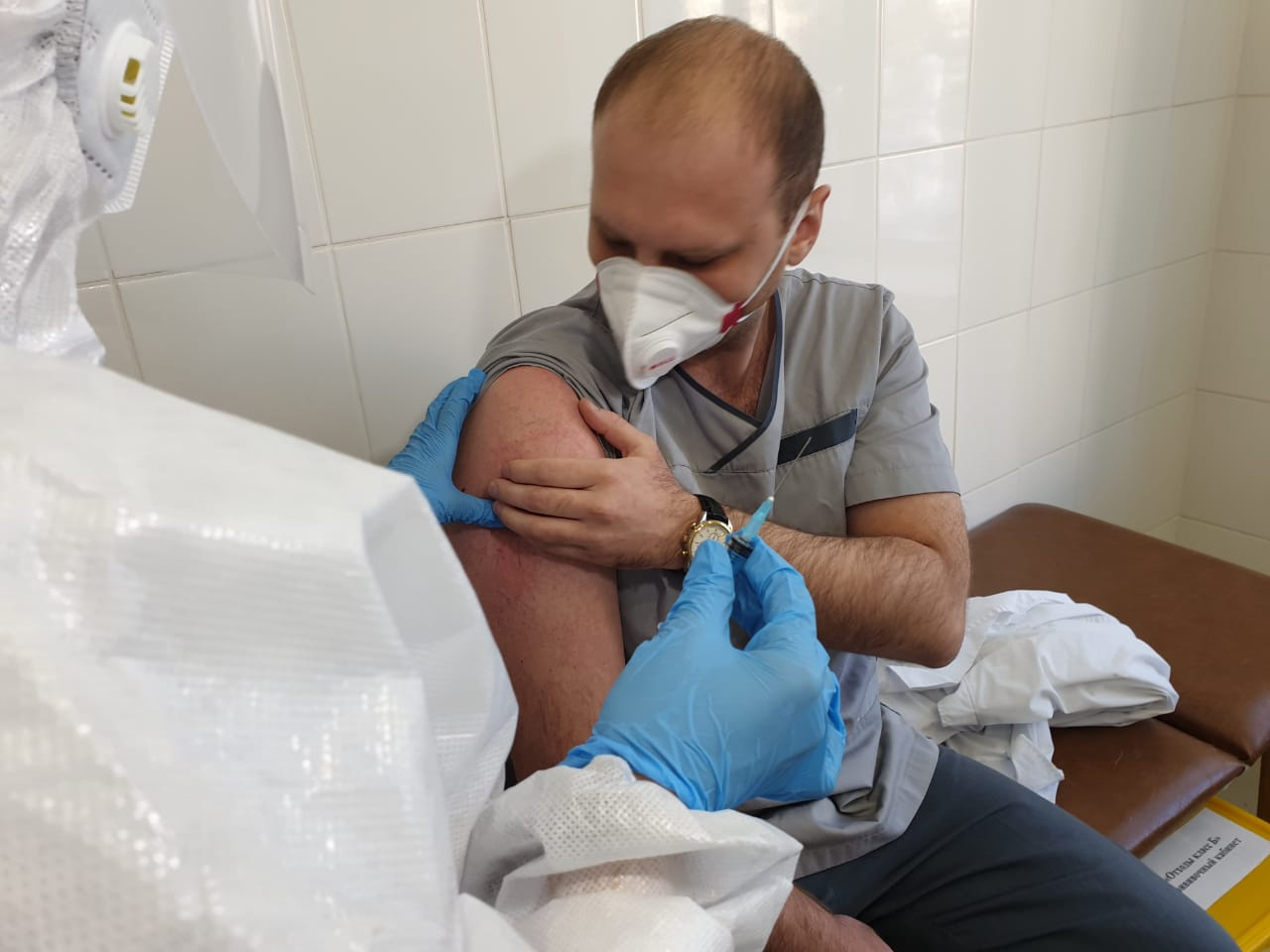 Вакцинированным людям, по словам Дамира Валишина, особенно рекомендуется соблюдать социальную дистанцию, носить маски Вакцинированным людям, по словам Дамира Валишина, особенно рекомендуется соблюдать социальную дистанцию, носить маски
