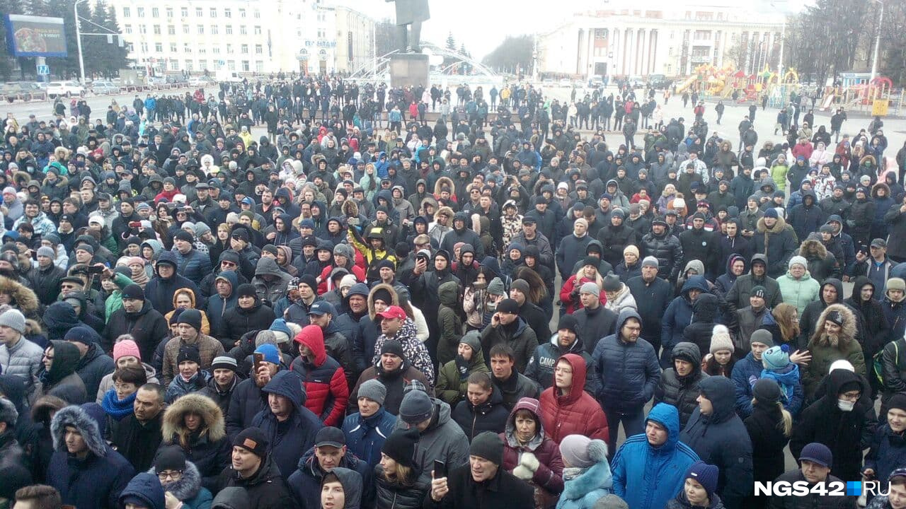 Первые часы митинга, произошедшего после пожара Первые часы митинга, произошедшего после пожара