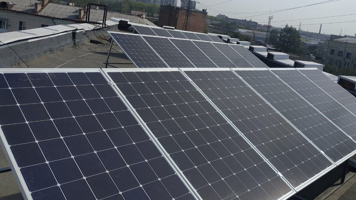 Сэкономят на платежах и сберегут экологию: на крыше одного из офисов города появились солнечные панели