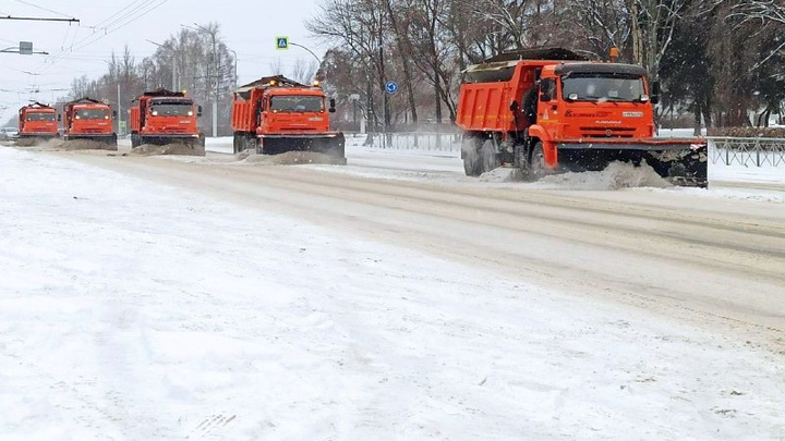 Ноябрьский снегопад прибавил работы кемеровским дорожникам. Куда обращаться, если снег не чистят