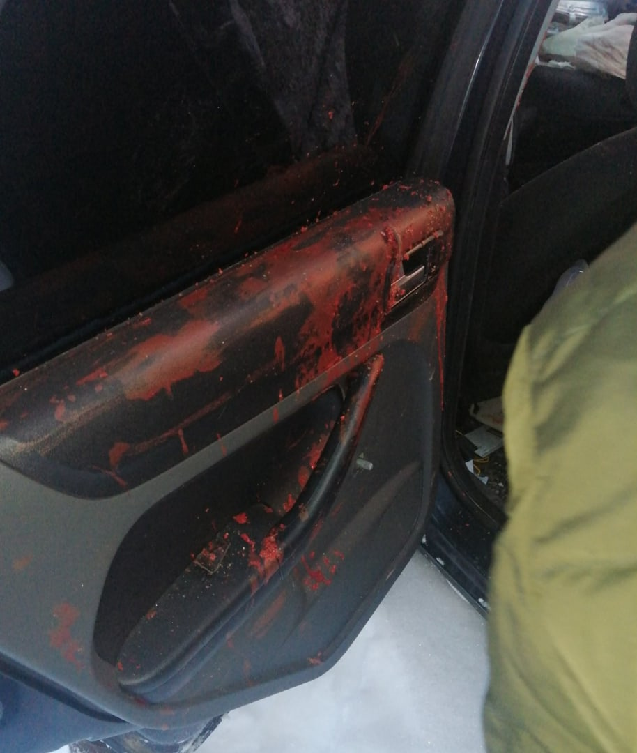 Кровь осталась на двери водителя