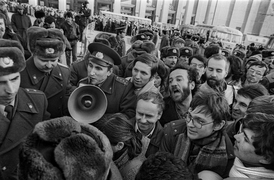 Эйфория конца 80-х сменилась разочарованиями 90-х Эйфория конца 80-х сменилась разочарованиями 90-х
