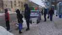 Торговцы тюльпанами на своих машинах оккупировали тротуары Новосибирска