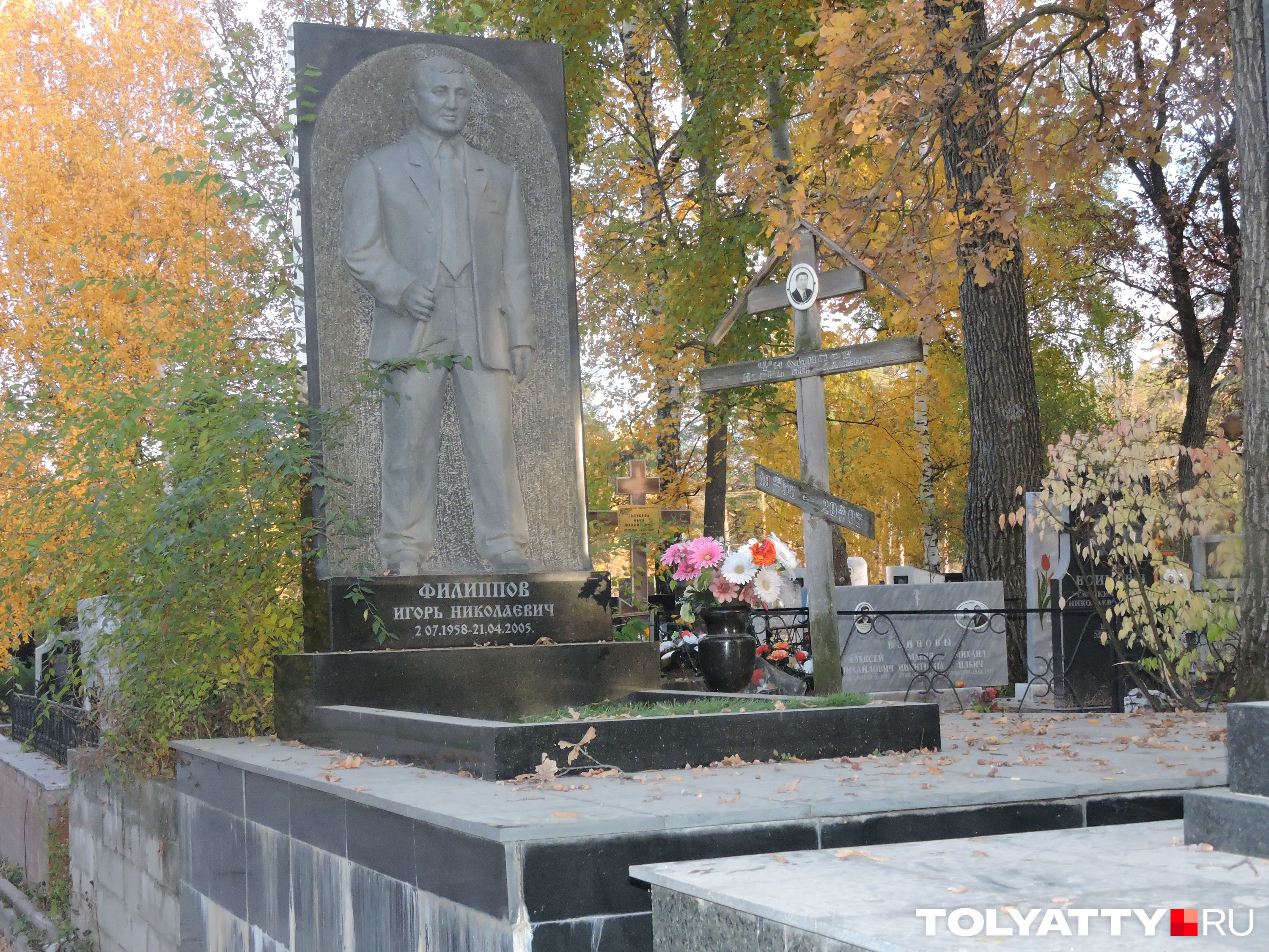 Смотрящий Тольятти стоит на видном месте — на боковой аллее кладбища. Памятник заметен еще издалека и создается ощущение, что Филиппок всё еще внимательно смотрит за окрестностями.