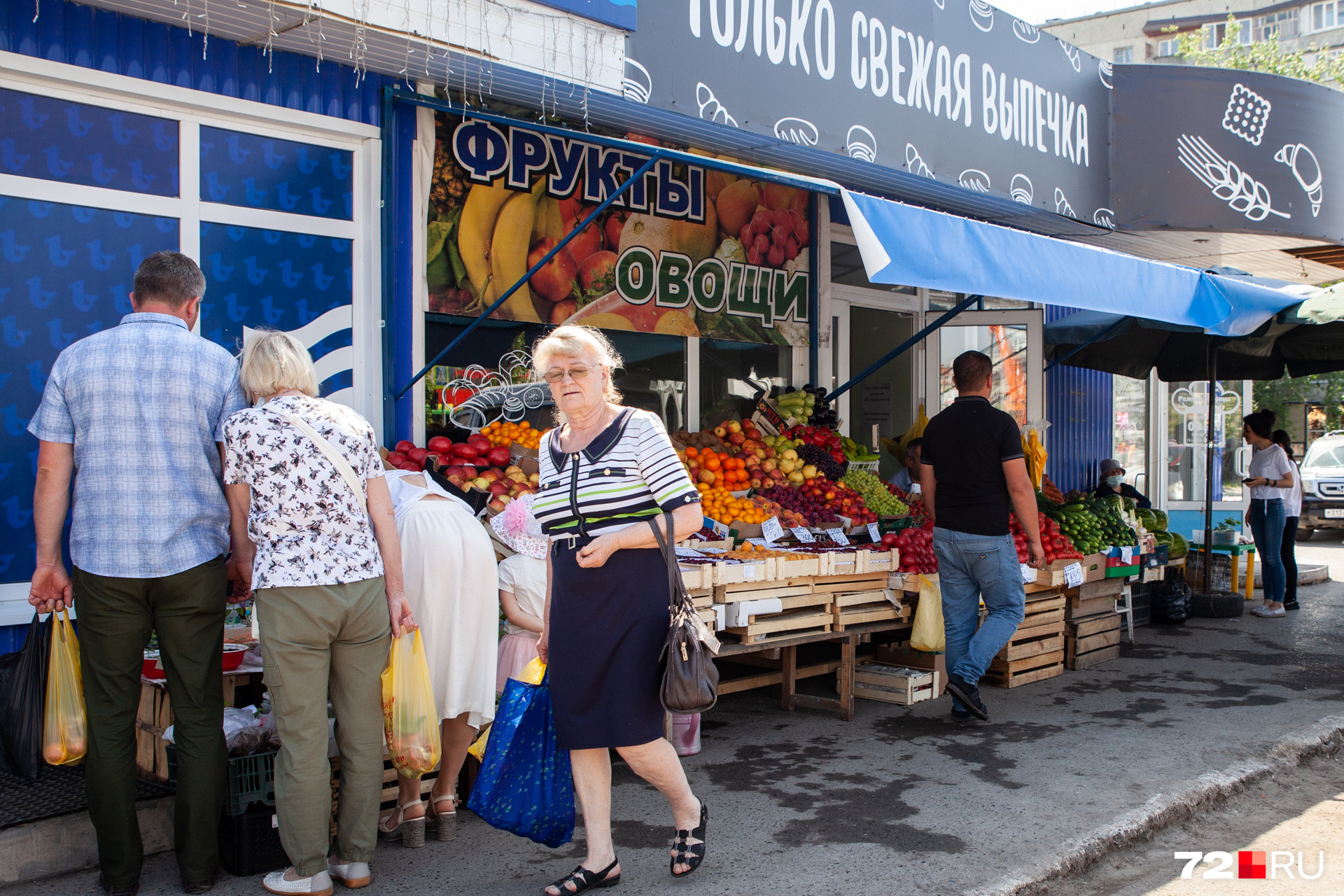 Очереди к таким торговым лавкам есть всегда — в Тюмень наконец пришло тепло, люди с удовольствием покупают привозные фрукты