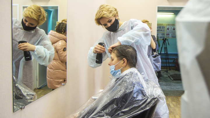 «Я всегда жила с верой в людей»: история стилиста из Уфы, которая открыла первую в стране парикмахерскую для бездомных