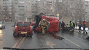 «Прошила бочину автобусу»: в Ростове Великом посреди города опрокинулась фура