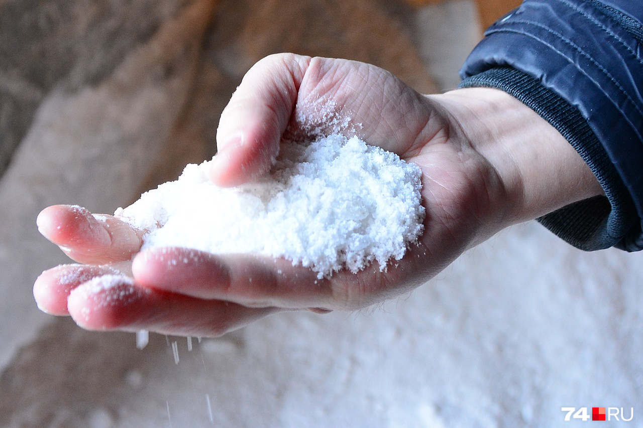 Соль, которой посыпают дороги, можно употреблять в пищу. От магазинной она отличается размером крупиц, а не химическим составом