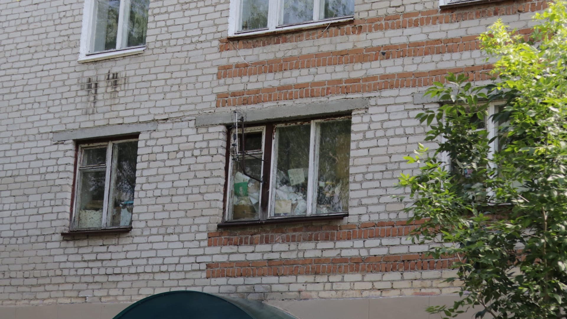 Пенсионер из Заводоуковска устроил помойку в четырехкомнатной квартире — теперь весь дом кишит тараканами