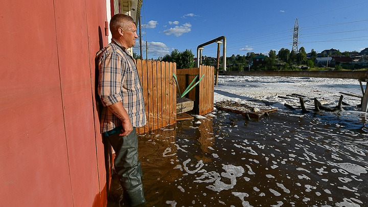 Ущерб на 1,5–2 миллиона, а государство платит 10 тысяч. Как спасались от наводнения жители двух уральских городов