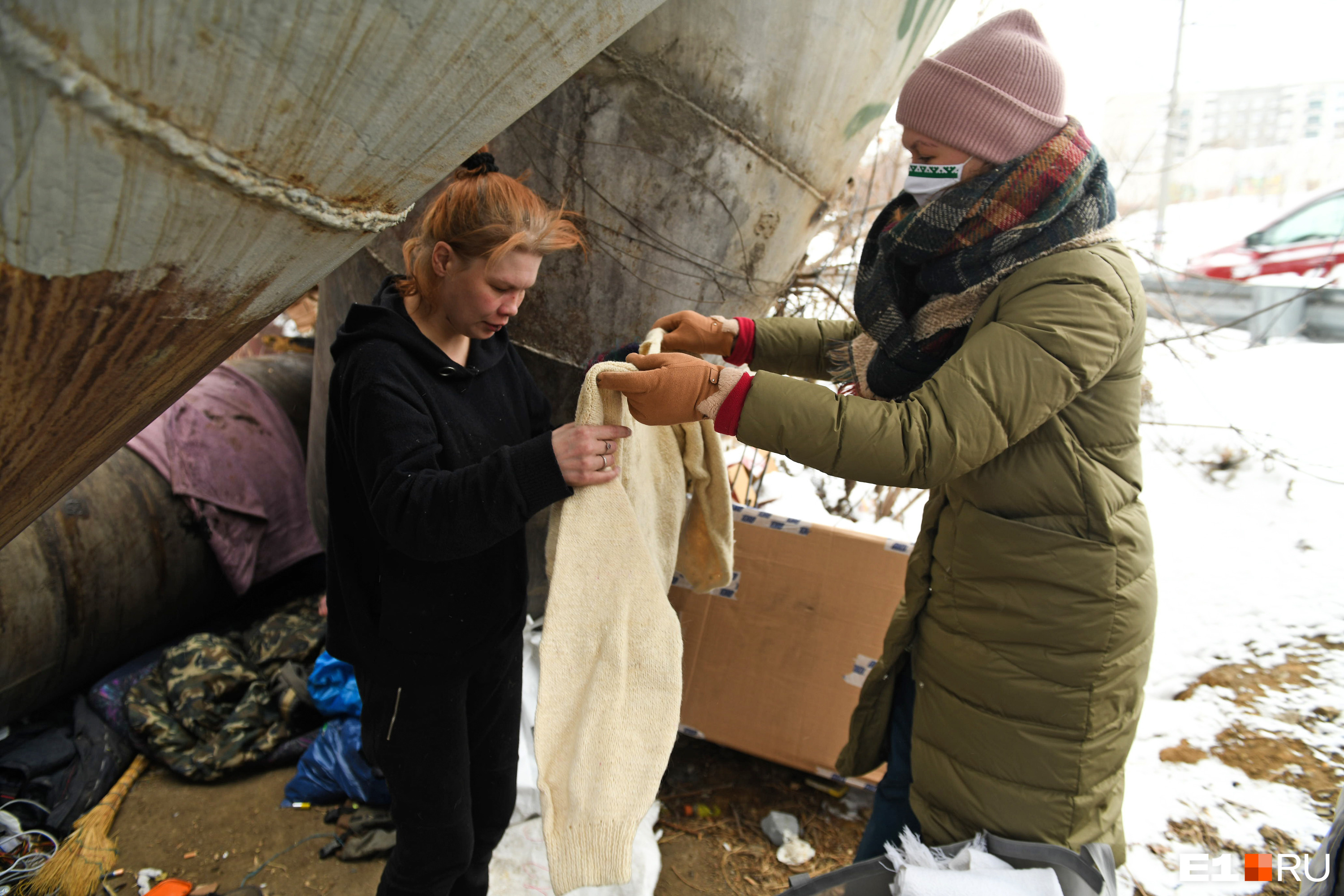 Благодаря теплым вещам, которые передают благотворители, бездомные могут пережить зиму 
