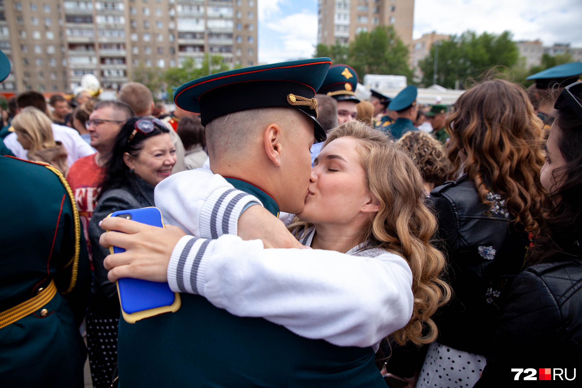 Какой страстный поцелуй молодого офицера и его любимой! Тут комментарии излишни. Любите друг друга так же сильно, как эта пара