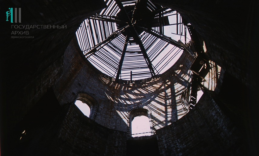 Башня долгое время была в полуразрушенном состоянии. Фото 1988 года