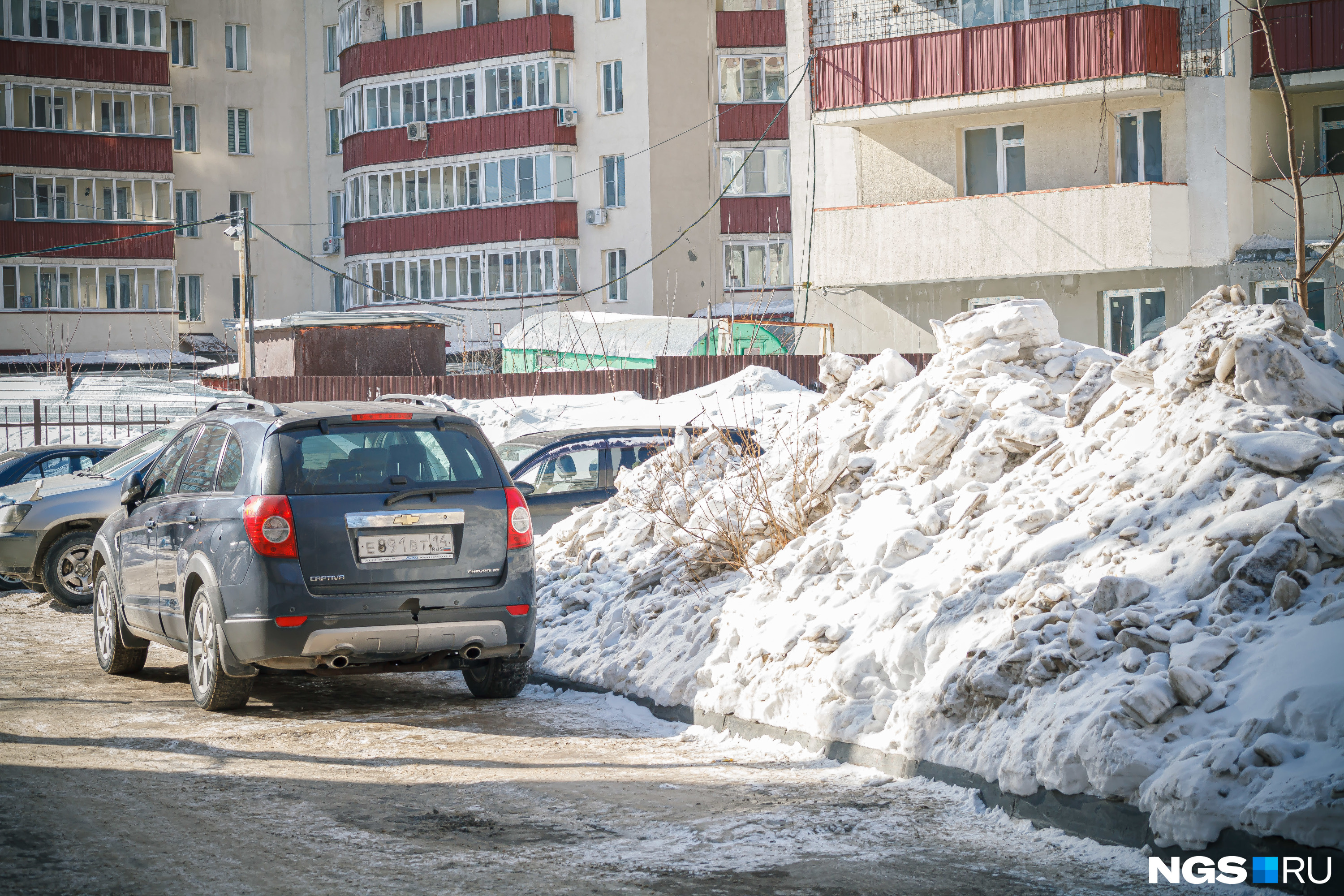 Какие районы затопило. Новосибирск 200. Нарушение естественного таяния снега во дворах Москвы. 2015 Год паводок нижняя Ельцовка Новосибирск. Фото двора с опасными местами.