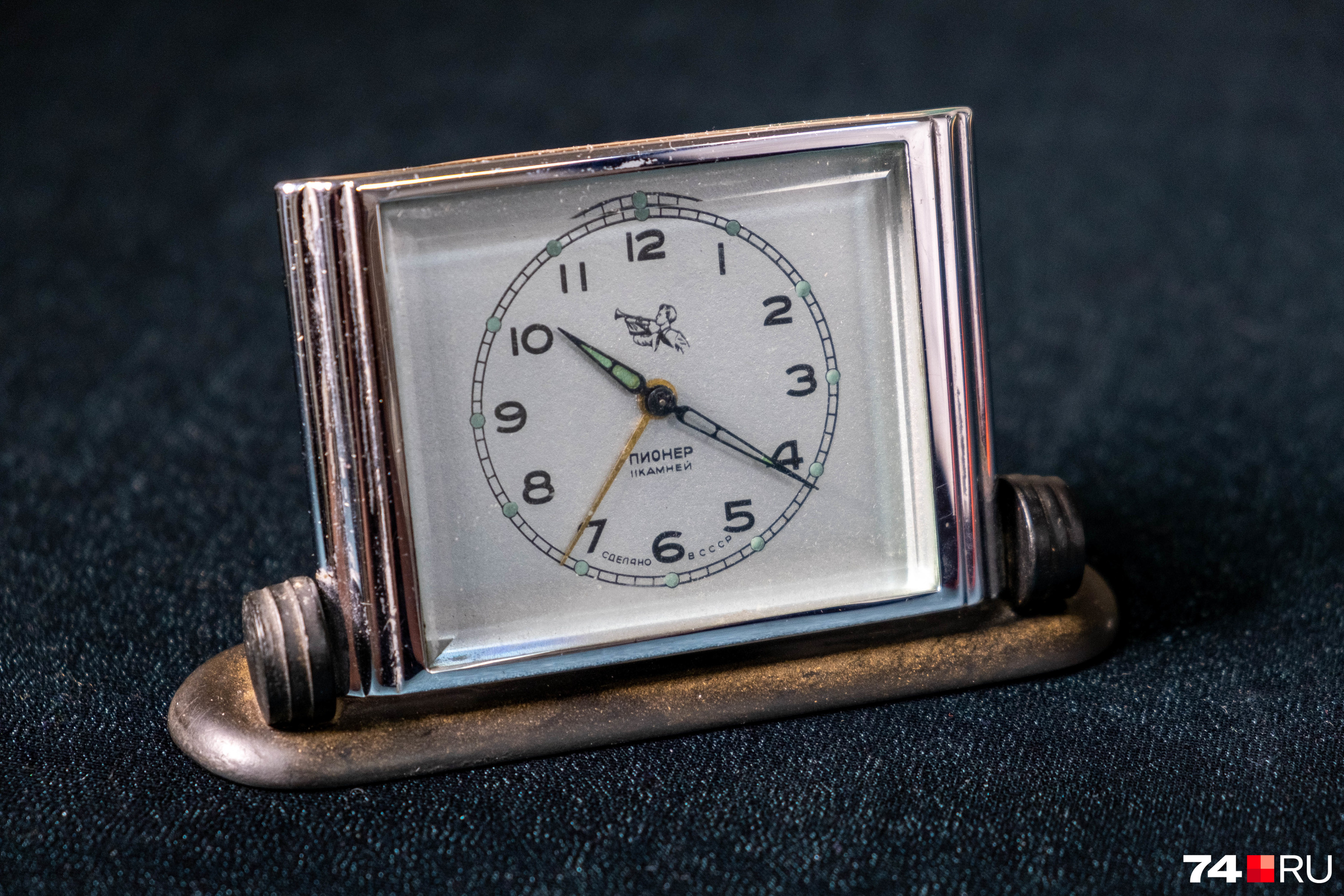 И еще одно напоминание о традициях того времени — часы-будильник «Пионер». Были выпущены в 1957 году к 35-летию пионерской организации<br>