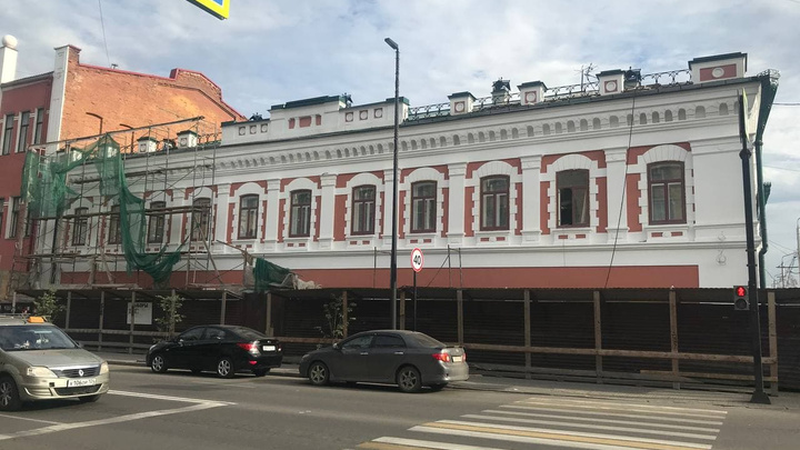 В центре Красноярска показали обновленный фасад старинного торгового дома Смирнова