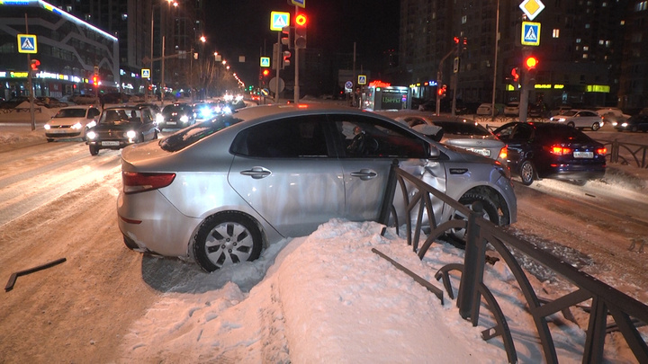 Выбросило из колеи: на Московской водитель легковушки снес ограждения