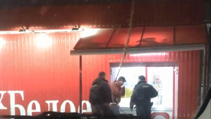 На крыльце магазина «Красное&amp;Белое» охрана избила замерзающего челябинца, который попросил погреться