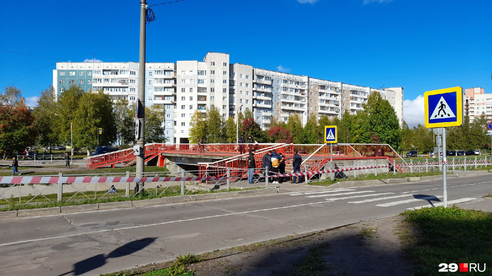 Перекрыты также проезжие части с обеих сторон от моста Перекрыты также проезжие части с обеих сторон от моста
