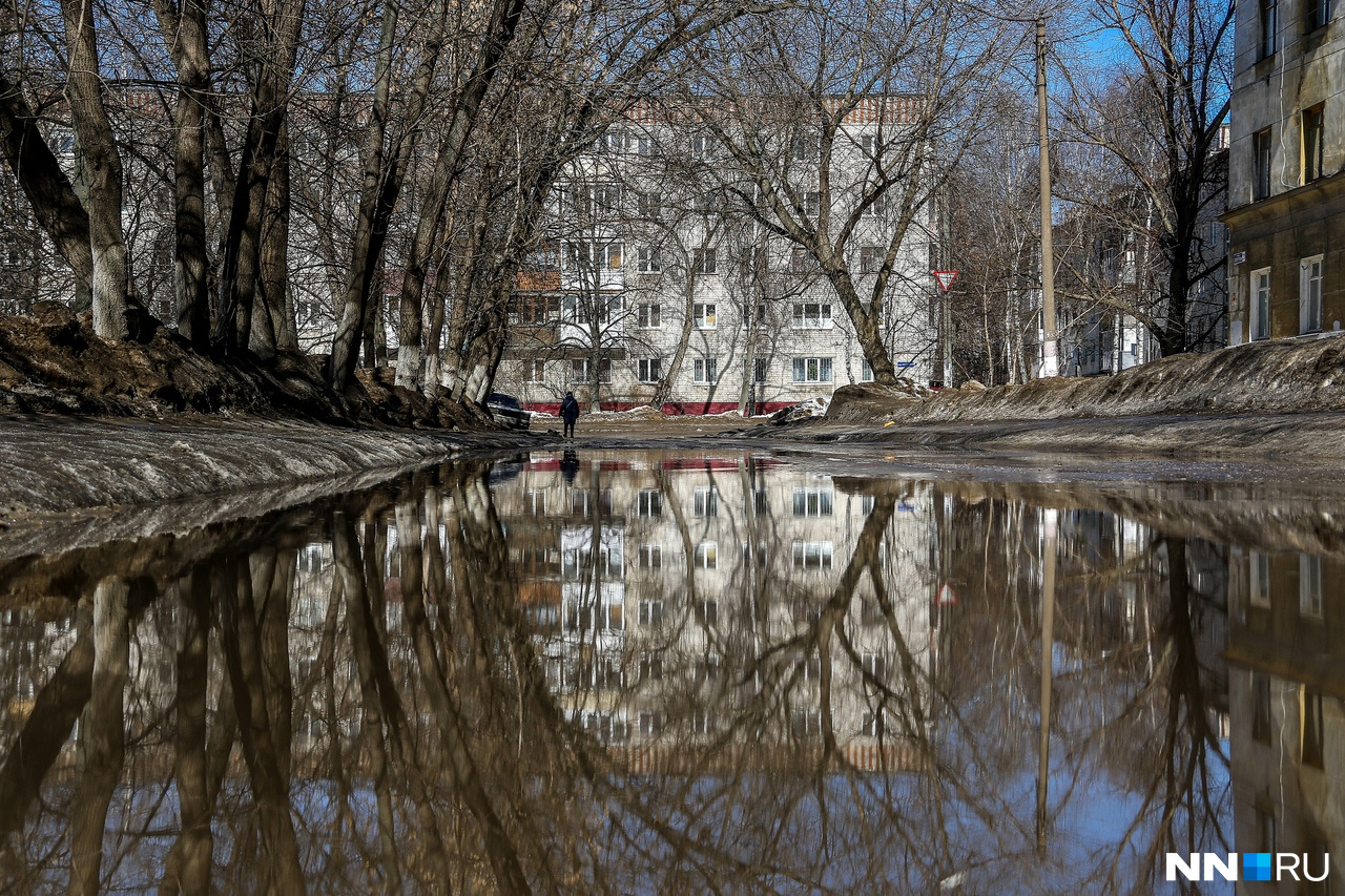 Нижегородец на матрасе поплавал в луже на Московском шоссе - 28 марта 2021  - nn.ru