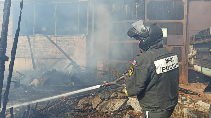 На Уралмаше вспыхнул крупный пожар возле склада компании, занимающейся производством дров