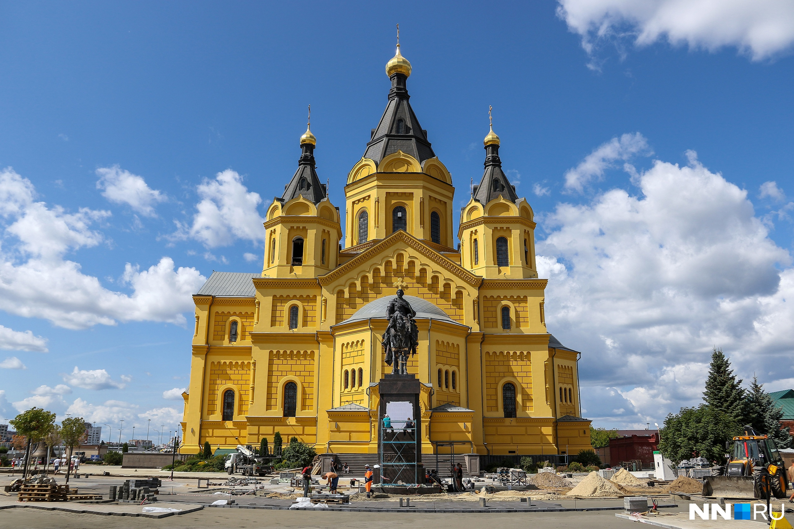 Памятник находится прямо возле собора Александра Невского