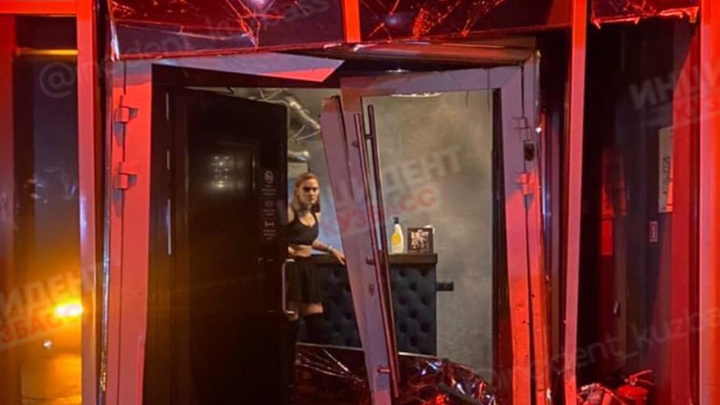 Женщина трижды протаранила машиной ночной клуб в Кемерово. Рассказываем подробности