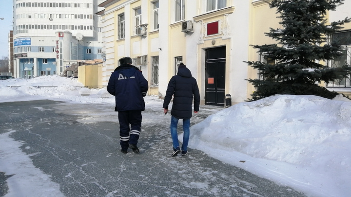 В Екатеринбурге водитель протащил за своей машиной инспектора ДПС