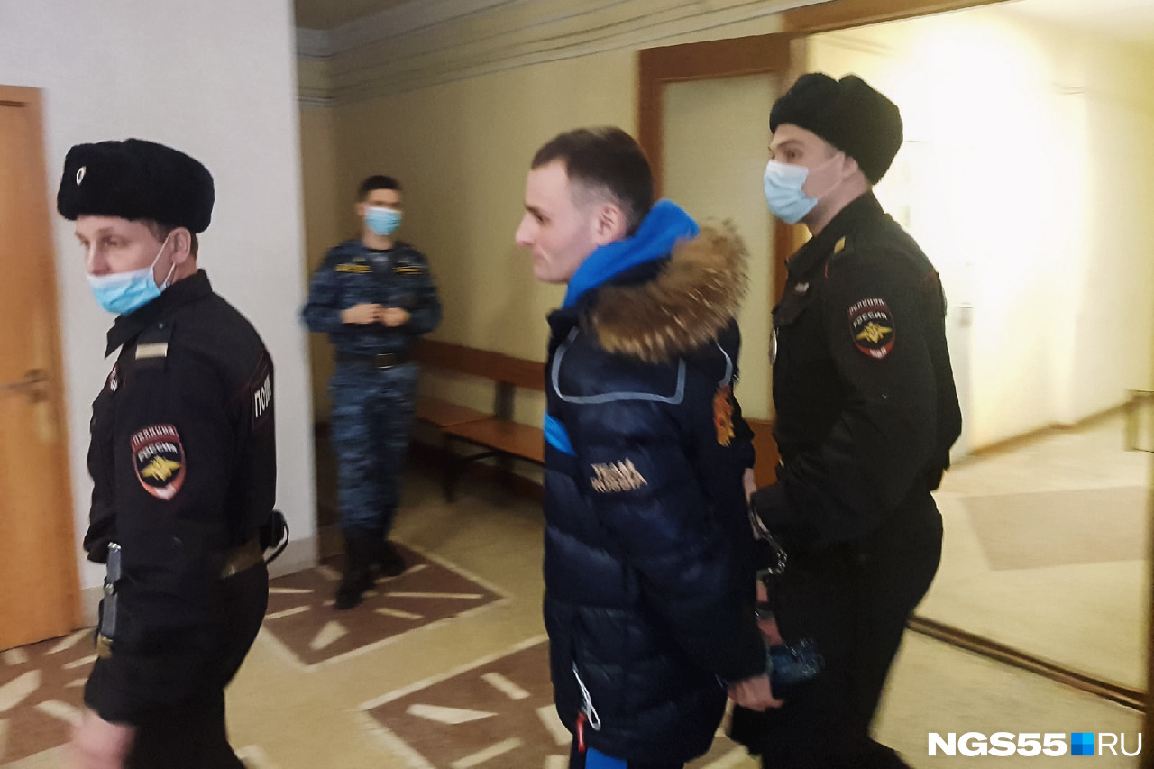 Главаря банды Алексея Даниленко выводят из здания суда 