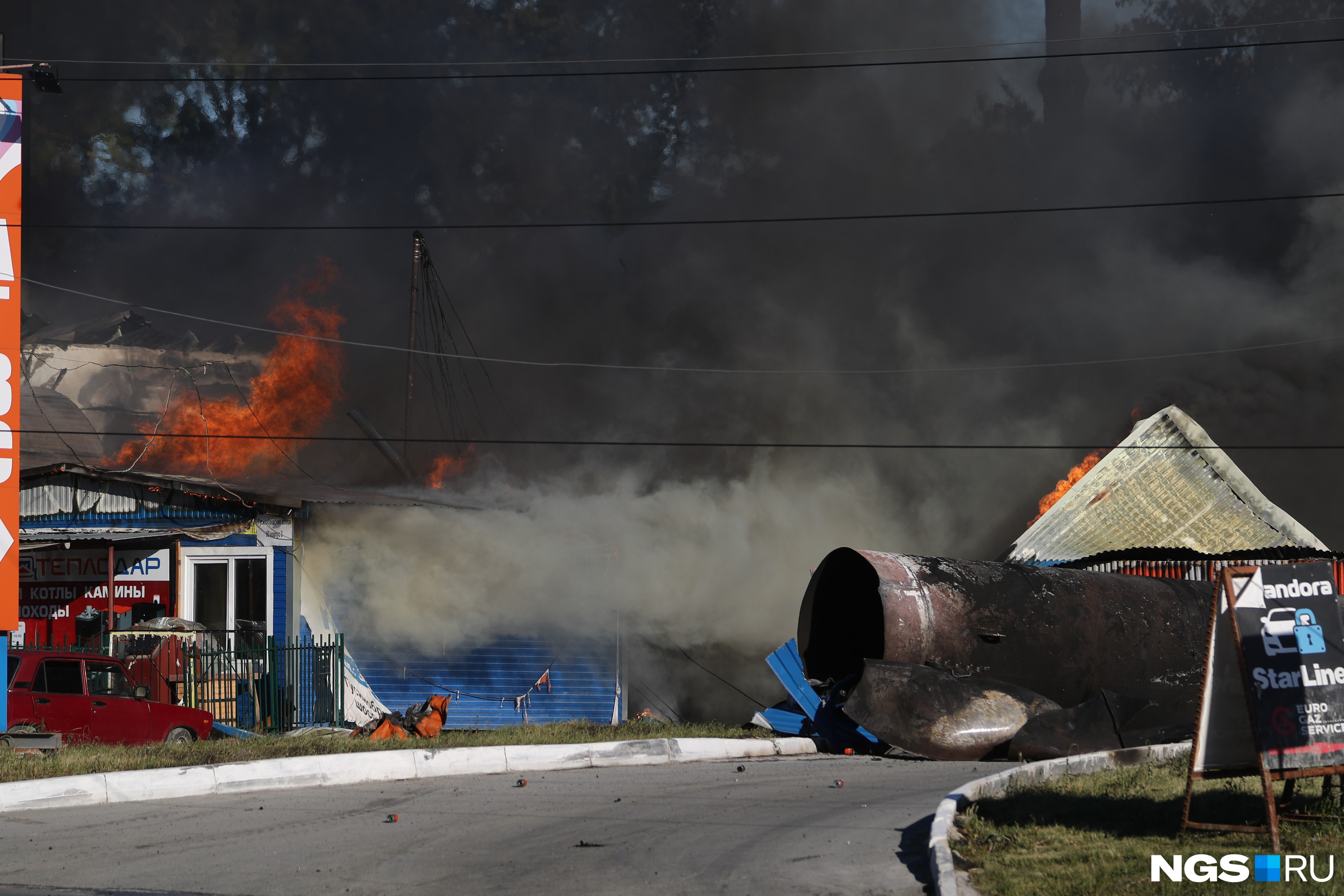 пожар на азс. пожар на азс новосибирск. взрыв автозаправки в новосибирске. 06. 2021.